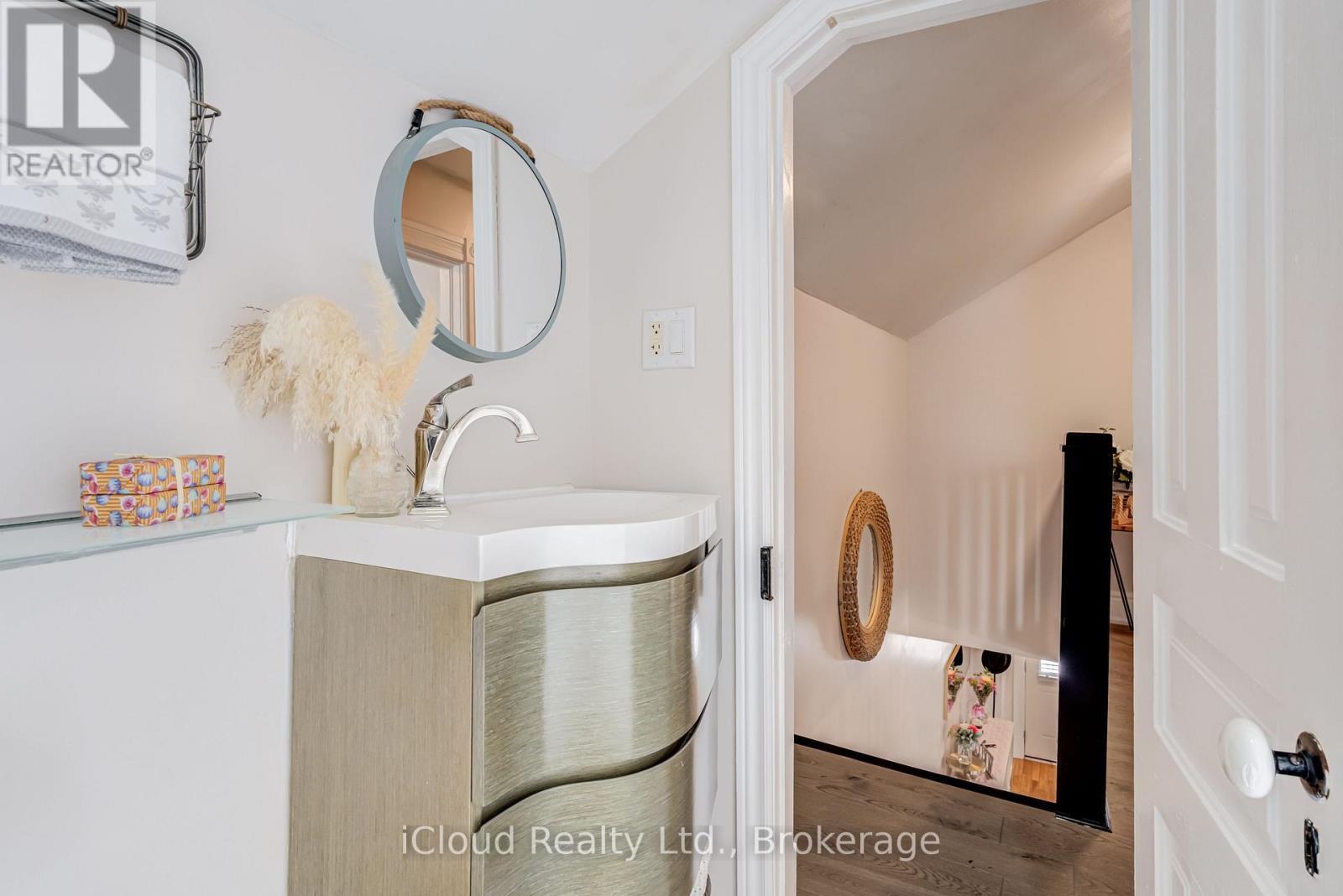 17 Oxford Street, Cambridge, ON - Indoor Photo Showing Bathroom