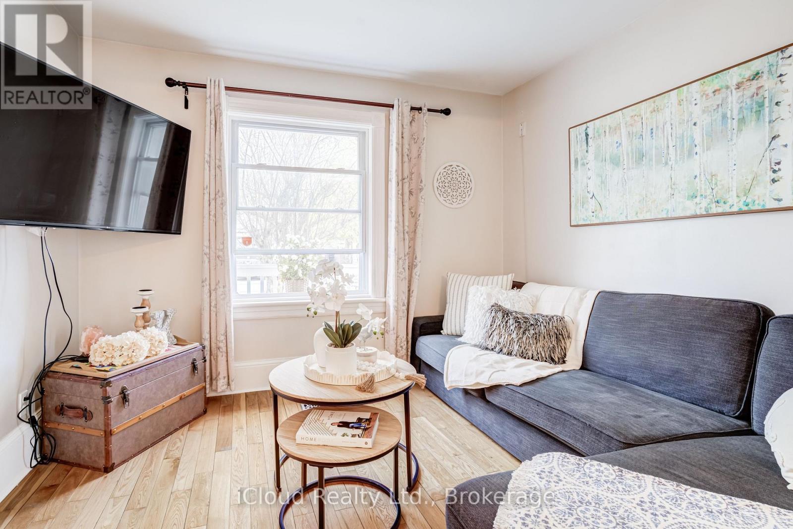 17 Oxford Street, Cambridge, ON - Indoor Photo Showing Living Room
