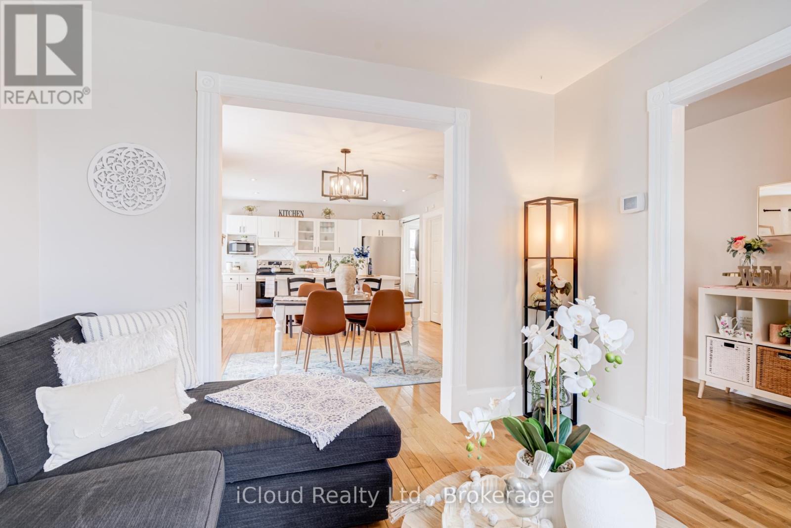 17 Oxford Street, Cambridge, ON - Indoor Photo Showing Living Room