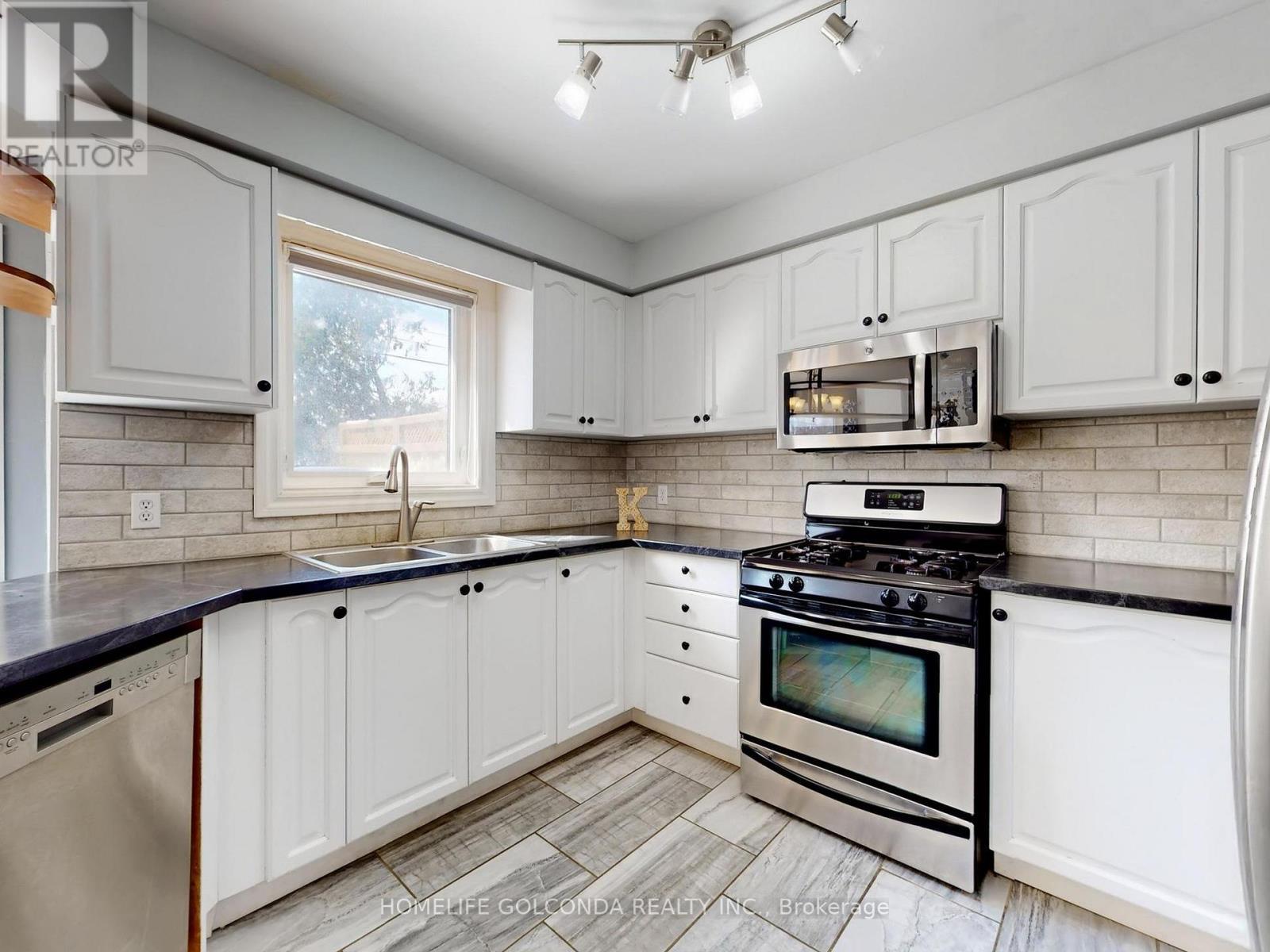 39 Etherington Crescent, Barrie, ON - Indoor Photo Showing Kitchen With Double Sink