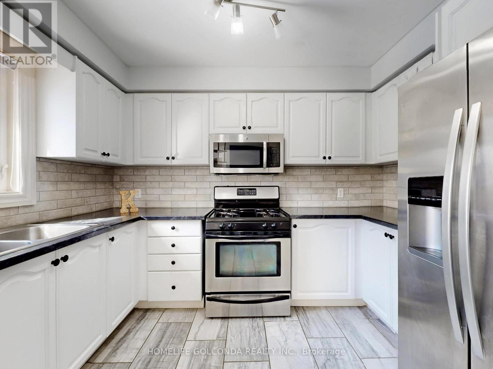 39 Etherington Crescent, Barrie, ON - Indoor Photo Showing Kitchen