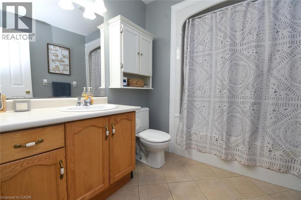 Main Floor Bathroom - 21 Glengary Crescent, Caledonia, ON - Indoor Photo Showing Bathroom