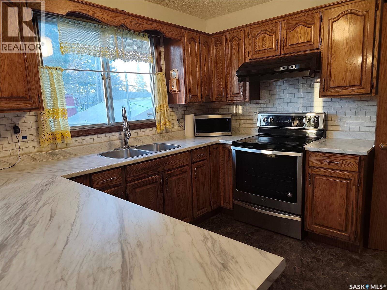 1113 Jubilee Drive, Swift Current, SK - Indoor Photo Showing Kitchen With Double Sink