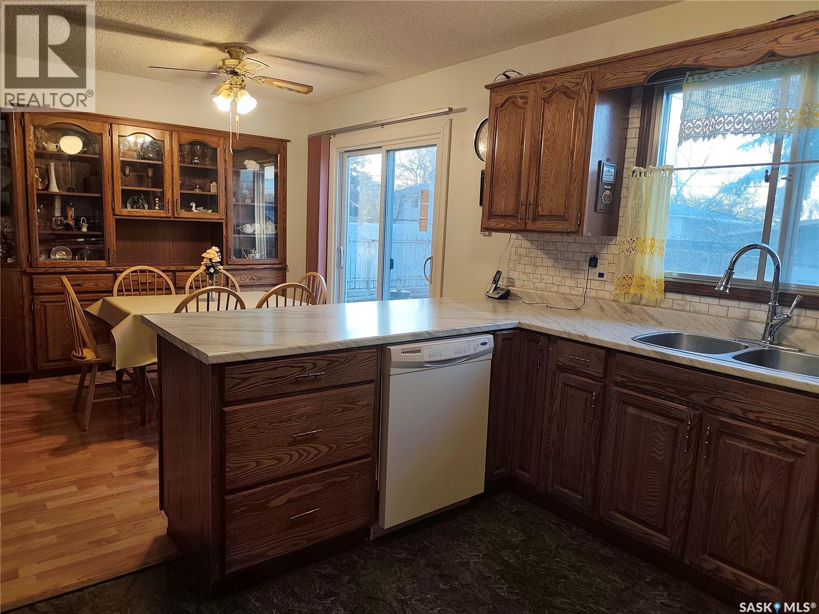1113 Jubilee Drive, Swift Current, SK - Indoor Photo Showing Kitchen With Double Sink