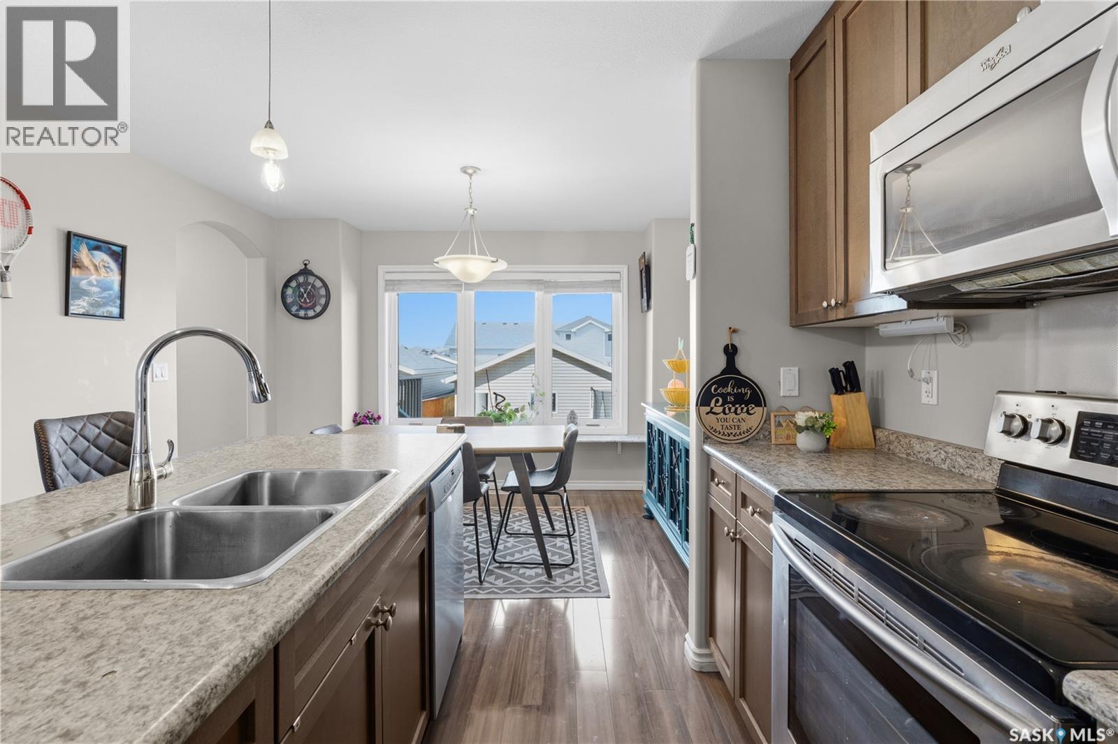 1334 Hunter Road, Saskatoon, SK - Indoor Photo Showing Kitchen With Double Sink With Upgraded Kitchen