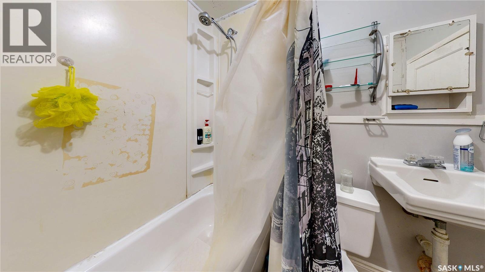 20 Cecil Crescent, Regina, SK - Indoor Photo Showing Bathroom