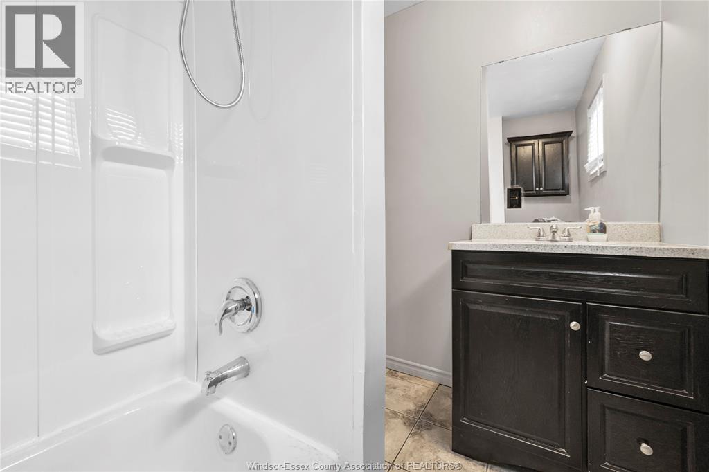9572 Tecumseh Road, Windsor, ON