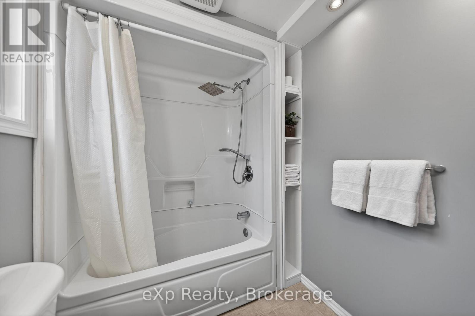 111 Connelly Drive, Kitchener, ON - Indoor Photo Showing Bathroom