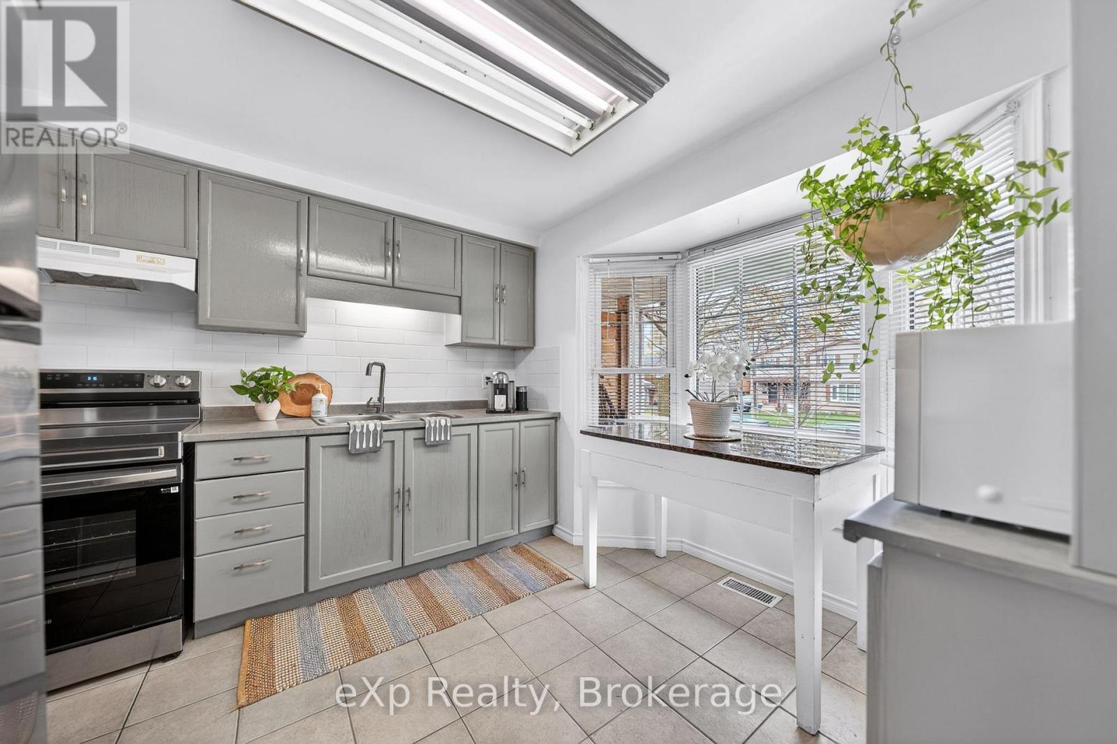 111 Connelly Drive, Kitchener, ON - Indoor Photo Showing Kitchen With Upgraded Kitchen