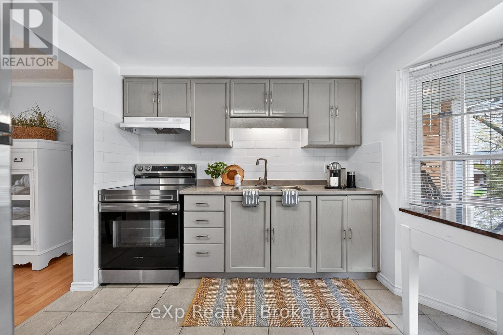 111 Connelly Drive, Kitchener, ON - Indoor Photo Showing Kitchen With Upgraded Kitchen