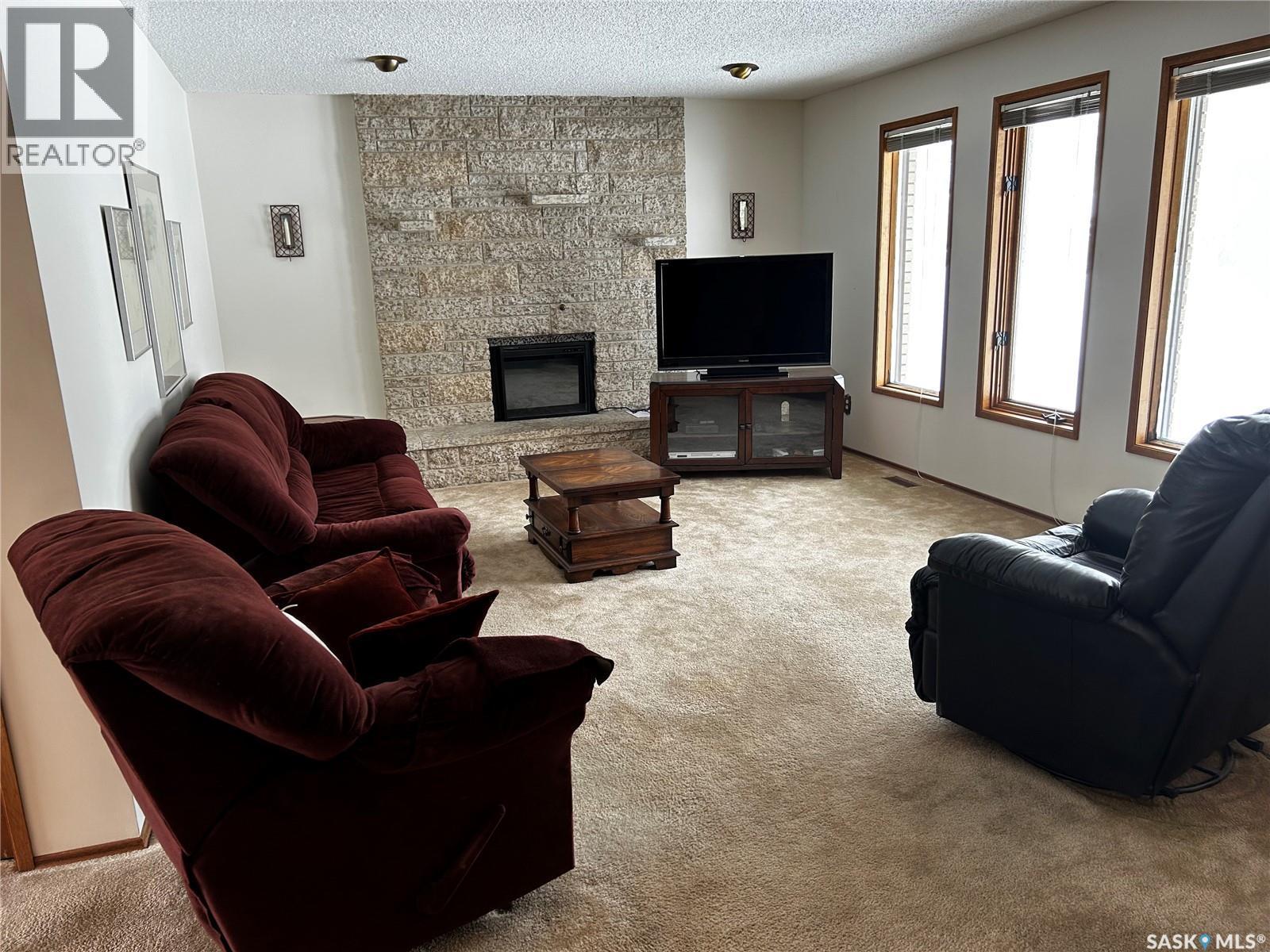 802 7Th Street E, Saskatoon, SK - Indoor Photo Showing Living Room With Fireplace