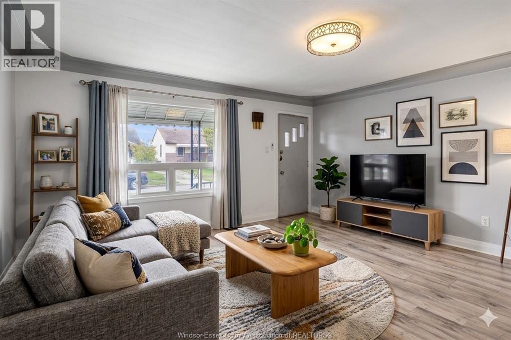 2270 Marentette, Windsor, ON - Indoor Photo Showing Living Room