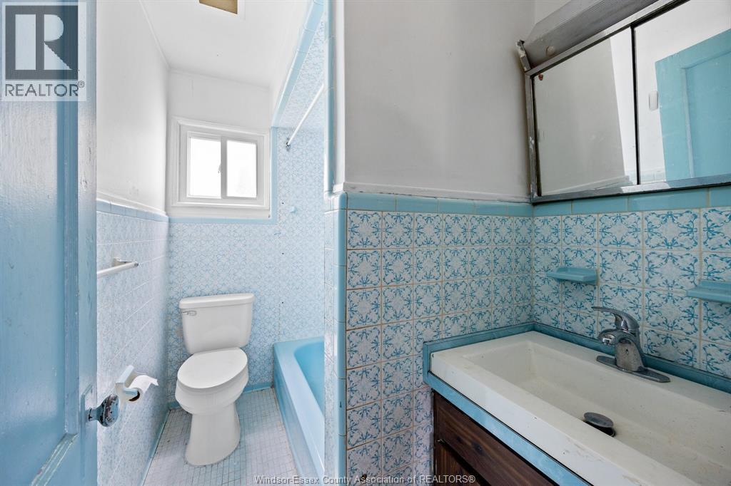 2270 Marentette, Windsor, ON - Indoor Photo Showing Bathroom