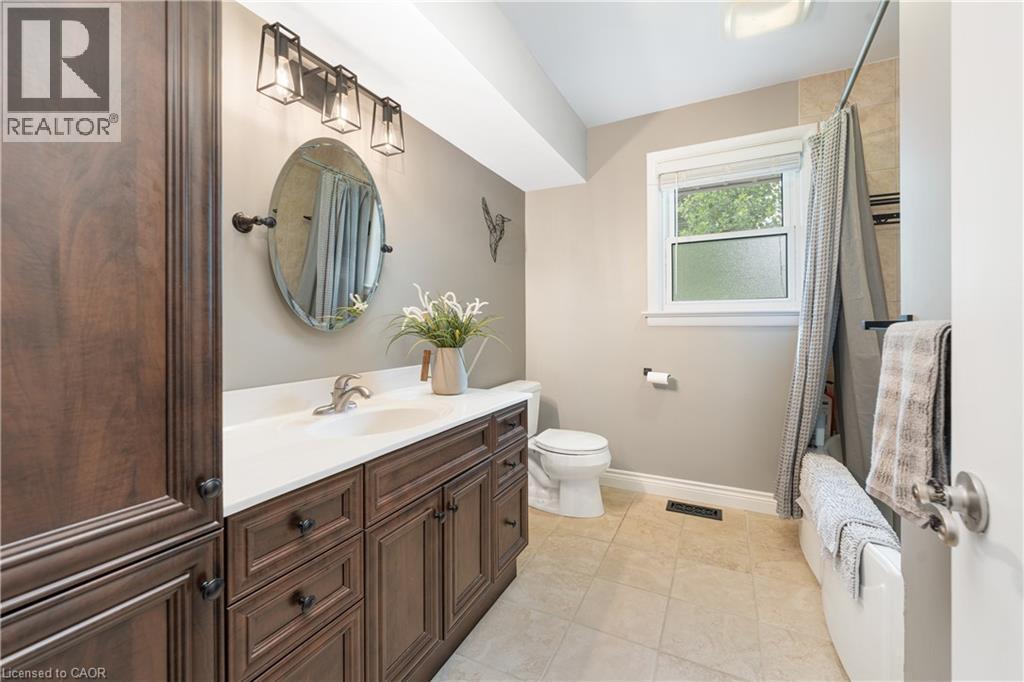 1063 Maplehurst Avenue, Burlington, ON - Indoor Photo Showing Bathroom