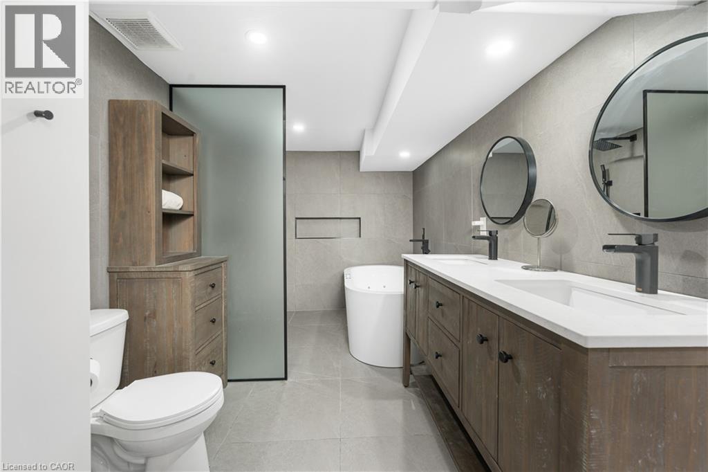 1063 Maplehurst Avenue, Burlington, ON - Indoor Photo Showing Bathroom