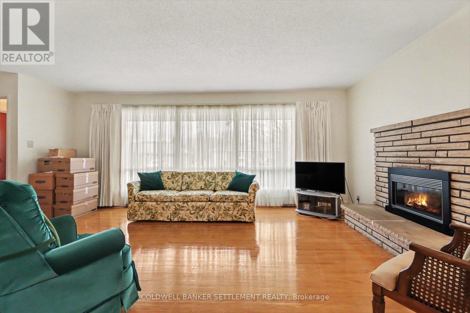 2 Glenview Crescent, Perth, ON - Indoor Photo Showing Living Room With Fireplace