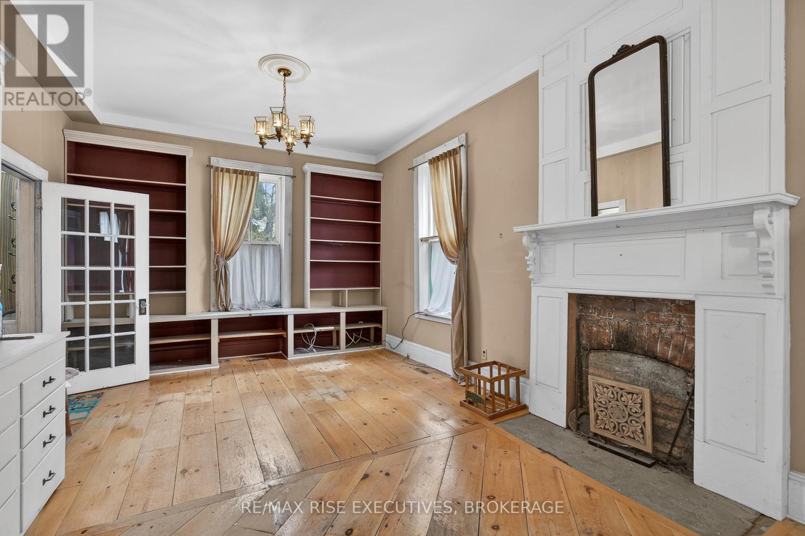 147 St George Street, Deseronto (Deseronto (Town)), ON - Indoor With Fireplace