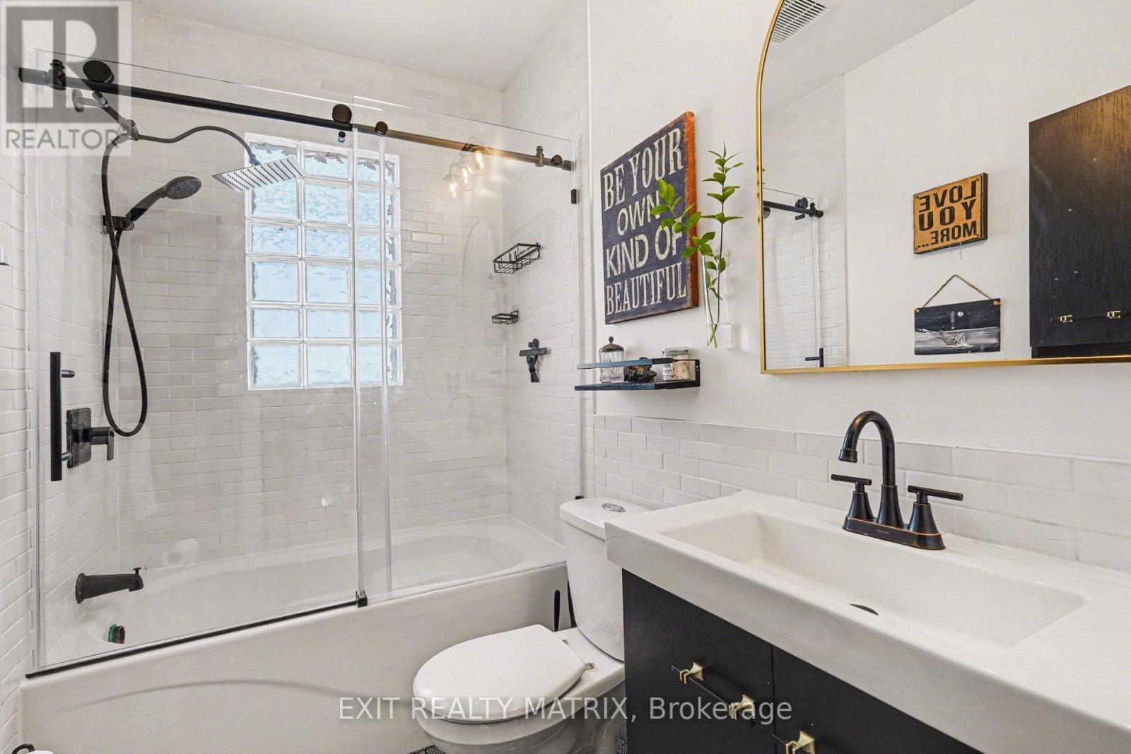 70 Springfield Road, Ottawa, ON - Indoor Photo Showing Bathroom