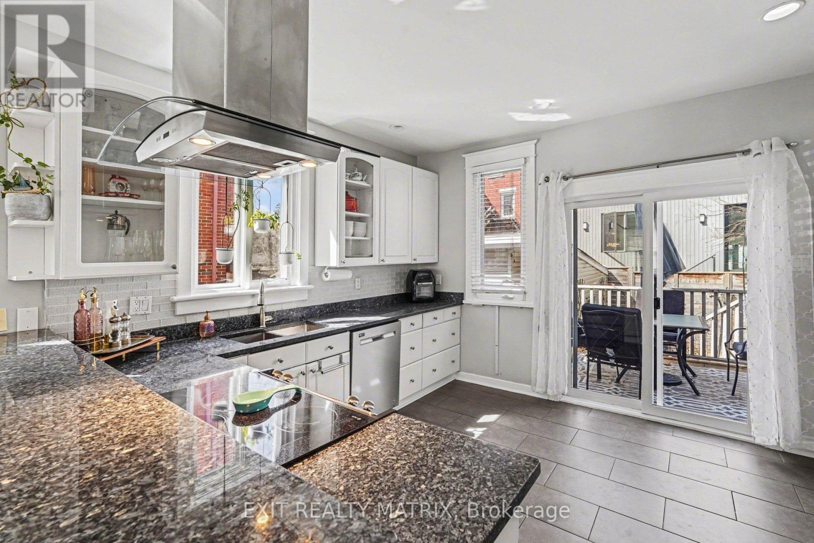 70 Springfield Road, Ottawa, ON - Indoor Photo Showing Kitchen
