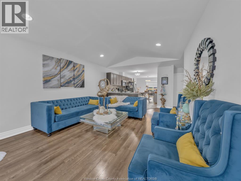 3242 Seville, Windsor, ON - Indoor Photo Showing Living Room