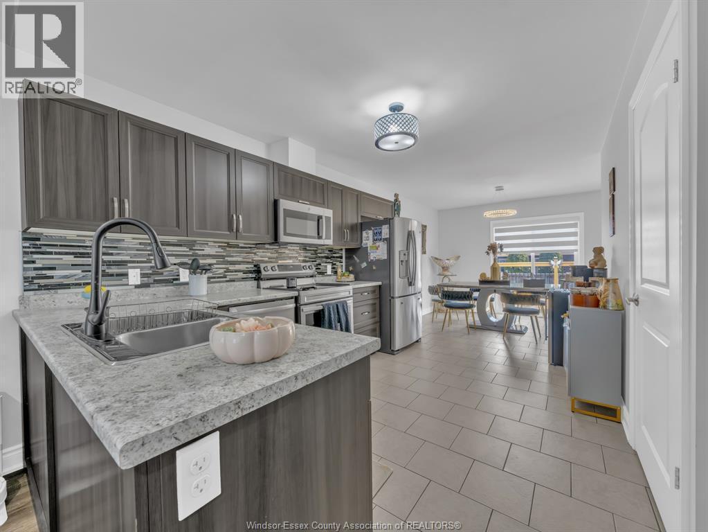 3242 Seville, Windsor, ON - Indoor Photo Showing Kitchen With Double Sink With Upgraded Kitchen