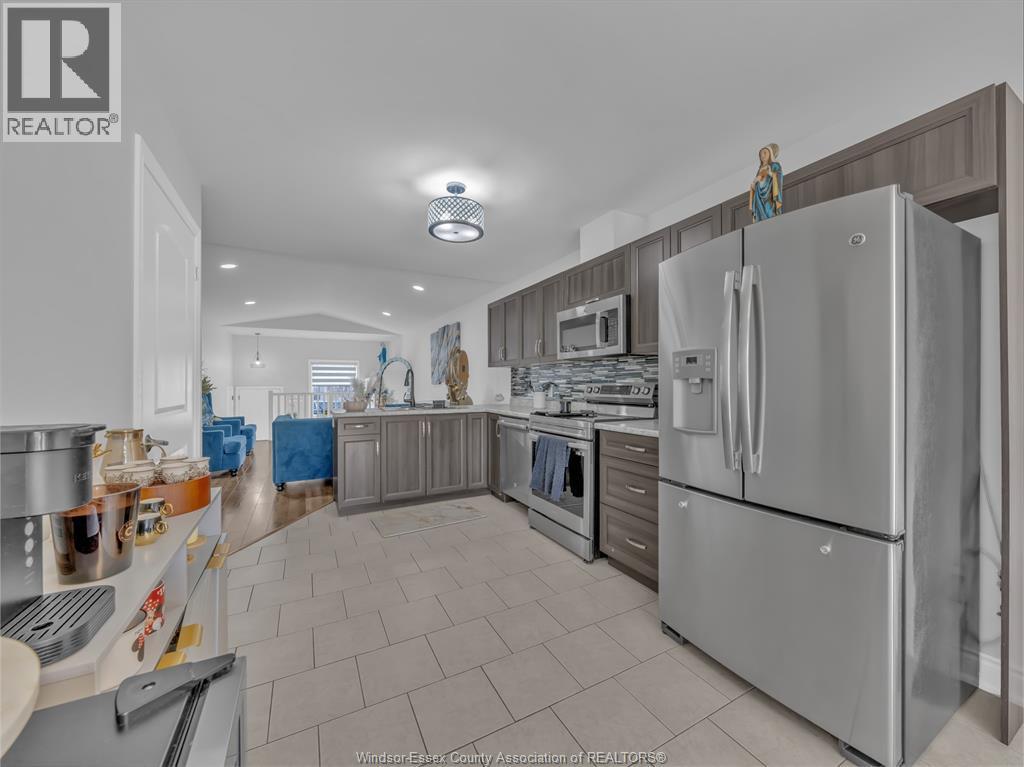 3242 Seville, Windsor, ON - Indoor Photo Showing Kitchen With Upgraded Kitchen