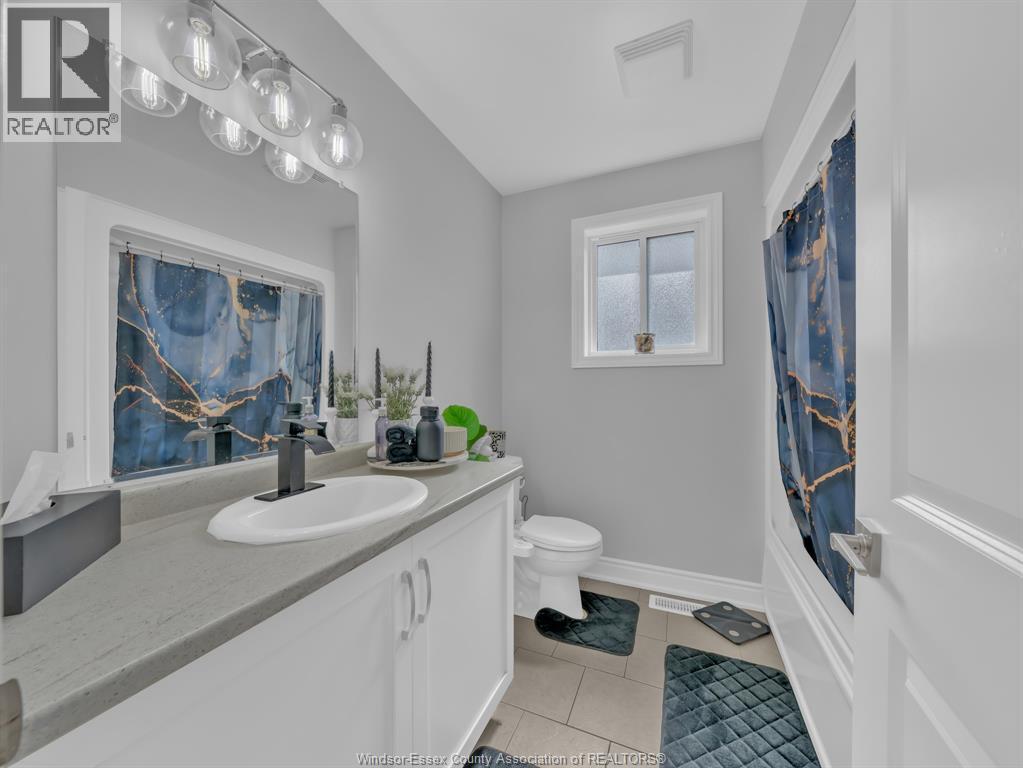 3242 Seville, Windsor, ON - Indoor Photo Showing Bathroom