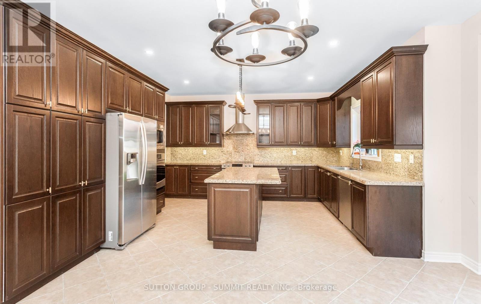 3129 Gladish Grove, Mississauga, ON - Indoor Photo Showing Kitchen With Upgraded Kitchen