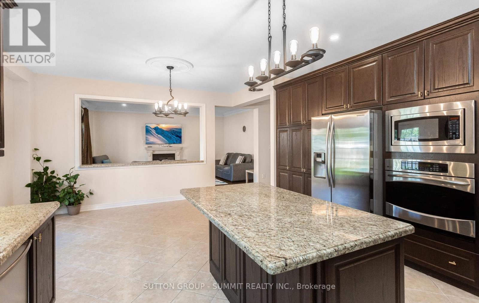 3129 Gladish Grove, Mississauga, ON - Indoor Photo Showing Kitchen With Upgraded Kitchen