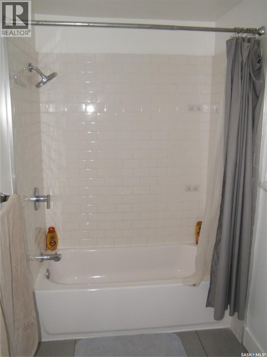 514 L Avenue N, Saskatoon, SK - Indoor Photo Showing Bathroom