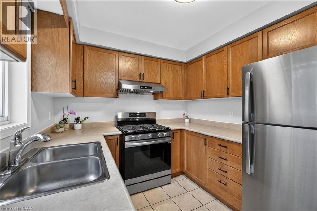 41 Kenyon Crescent, Grimsby, ON - Indoor Photo Showing Kitchen With Double Sink