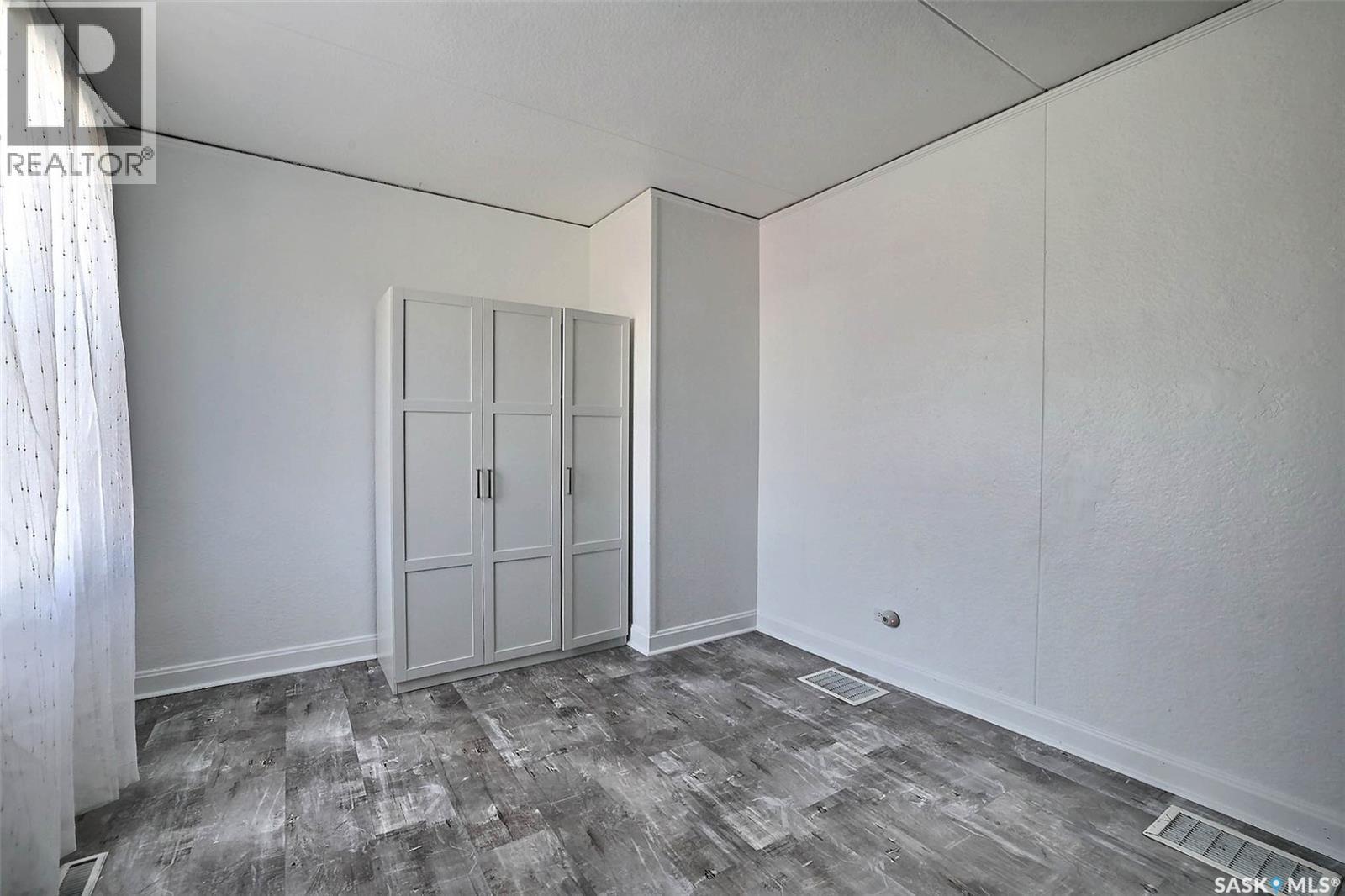 231 Centre Street, Regina Beach, SK - Indoor Photo Showing Other Room