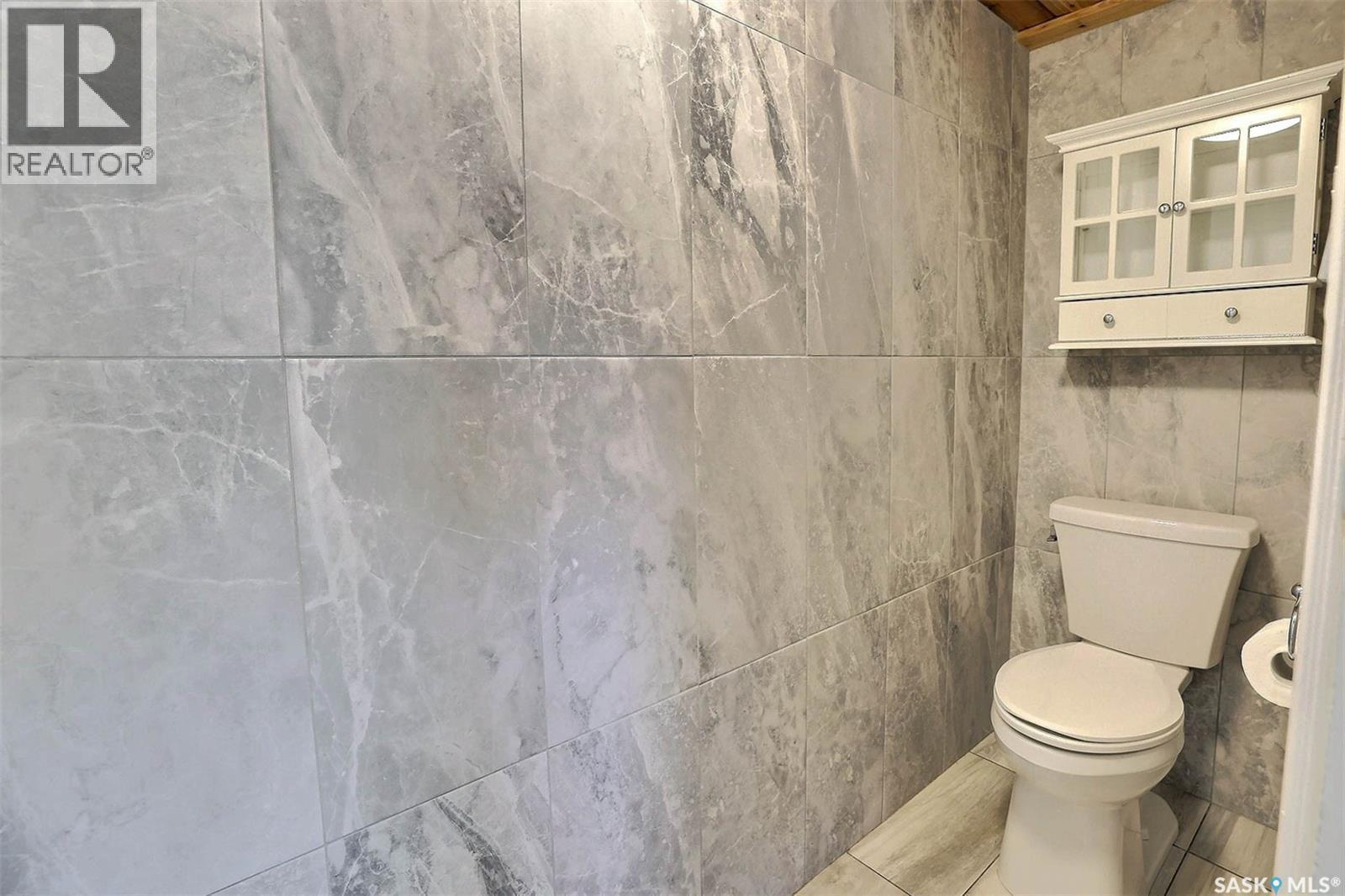231 Centre Street, Regina Beach, SK - Indoor Photo Showing Bathroom