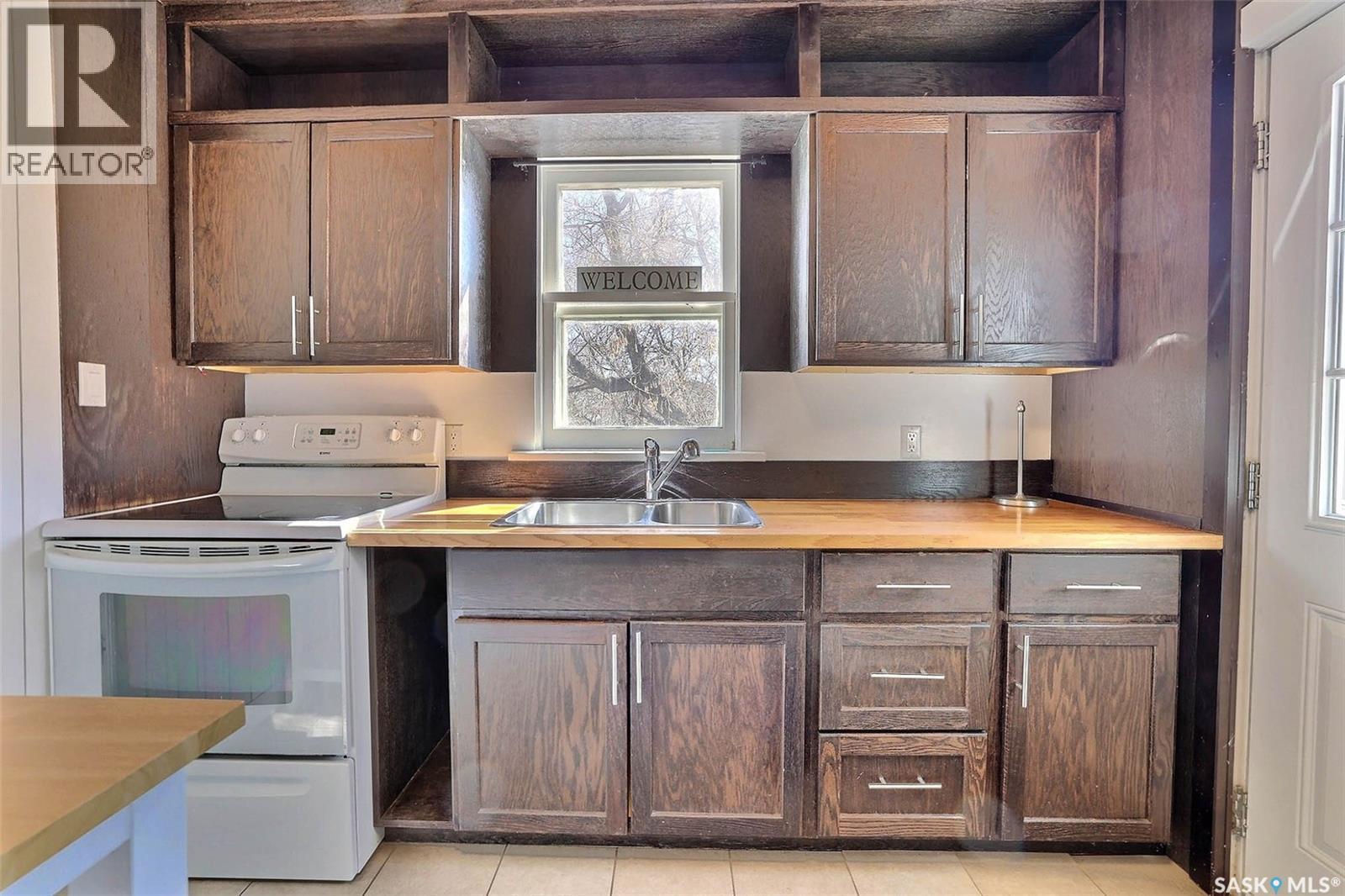231 Centre Street, Regina Beach, SK - Indoor Photo Showing Kitchen