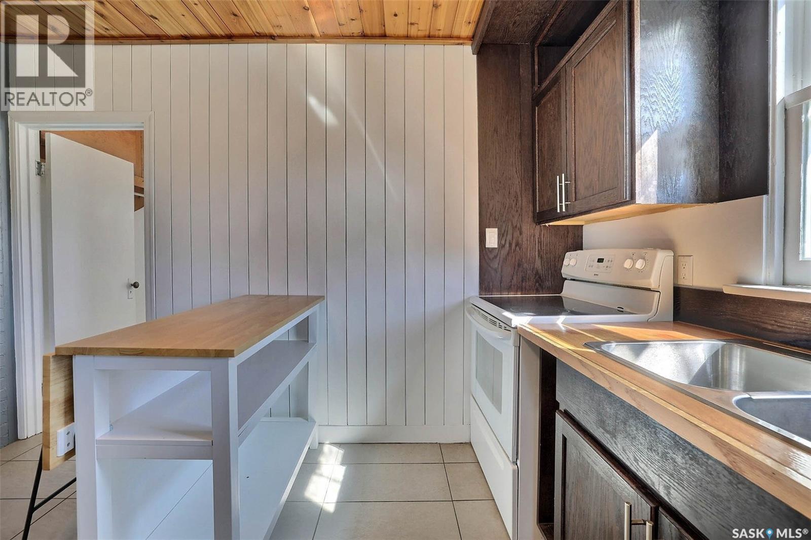 231 Centre Street, Regina Beach, SK - Indoor Photo Showing Kitchen With Double Sink