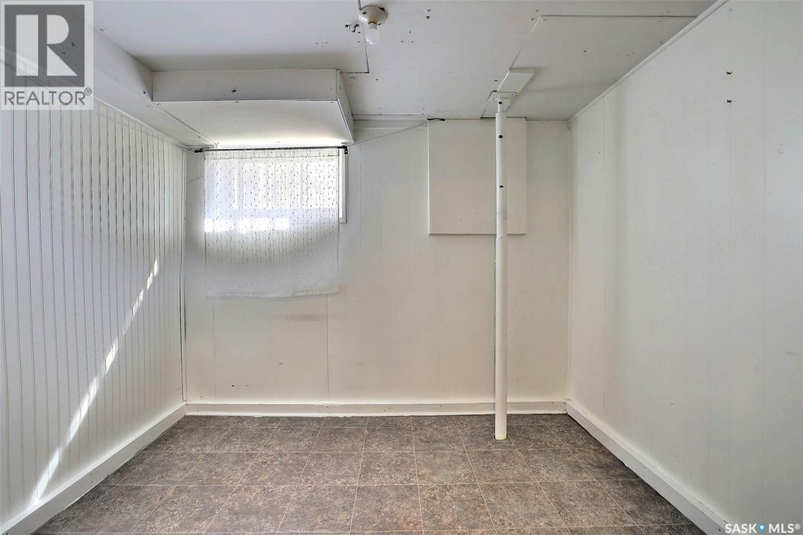 231 Centre Street, Regina Beach, SK - Indoor Photo Showing Other Room
