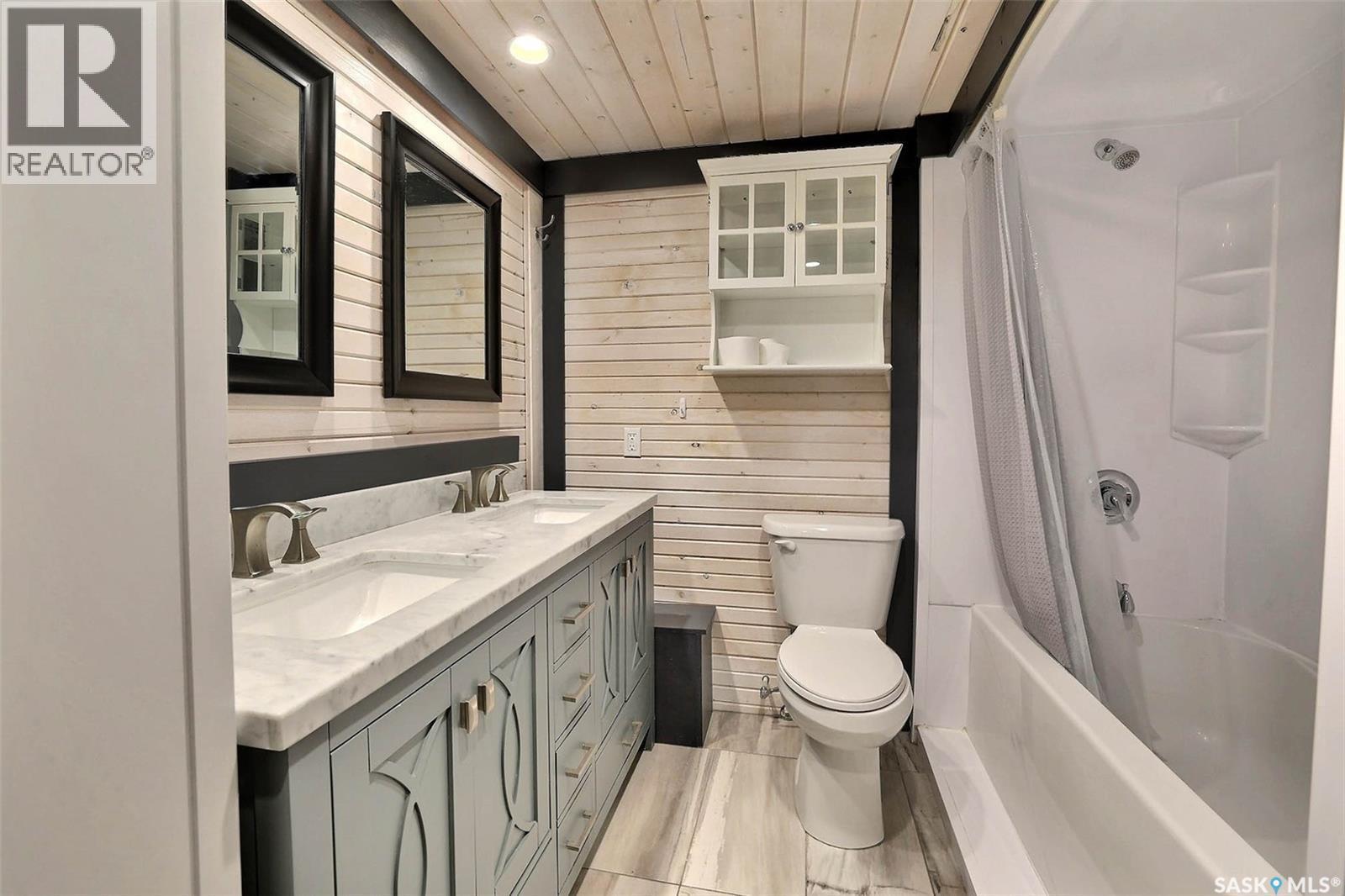 231 Centre Street, Regina Beach, SK - Indoor Photo Showing Bathroom