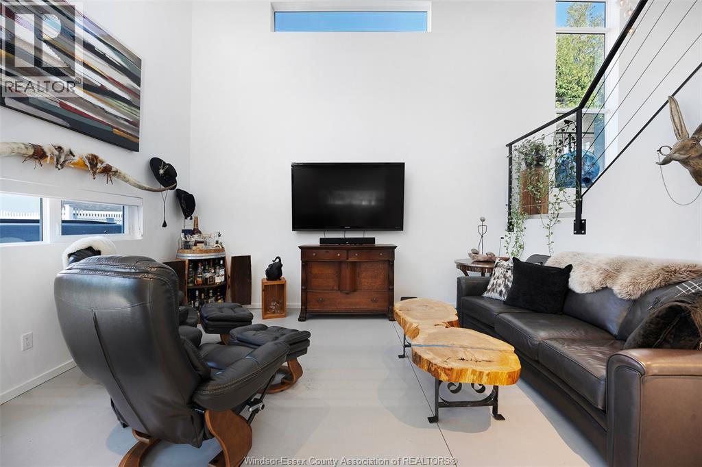 136 Lowes Sideroad, Amherstburg, ON - Indoor Photo Showing Living Room