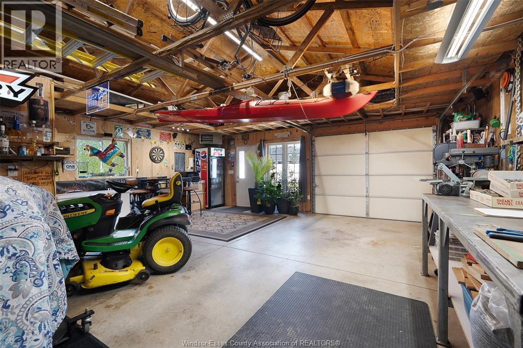136 Lowes Sideroad, Amherstburg, ON - Indoor Photo Showing Garage