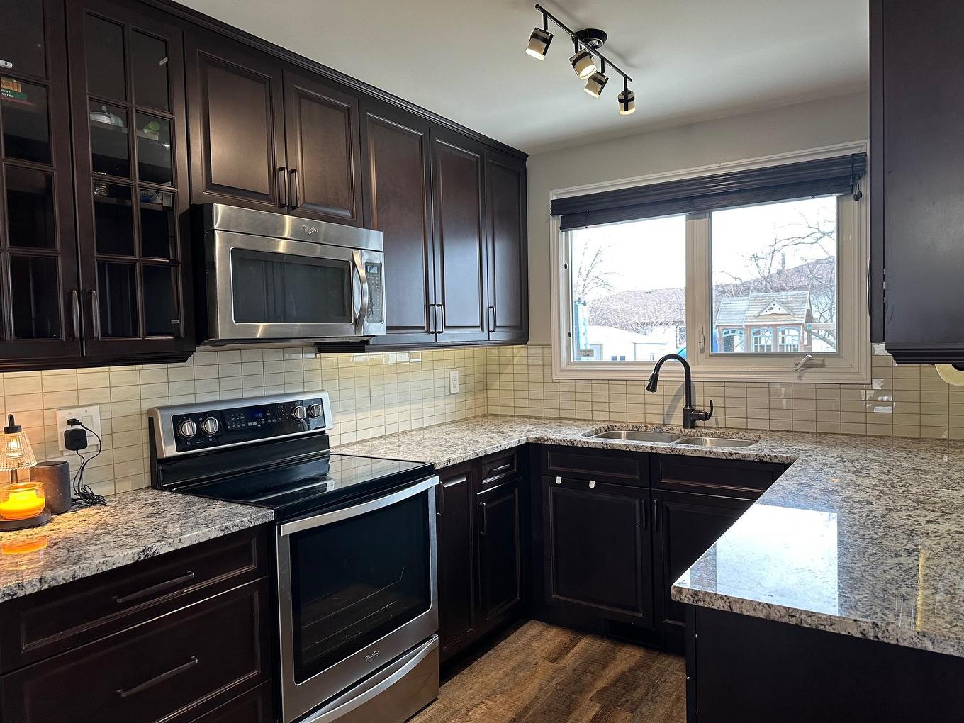537 Parkway Drive, Thunder Bay, ON - Indoor Photo Showing Kitchen With Double Sink With Upgraded Kitchen