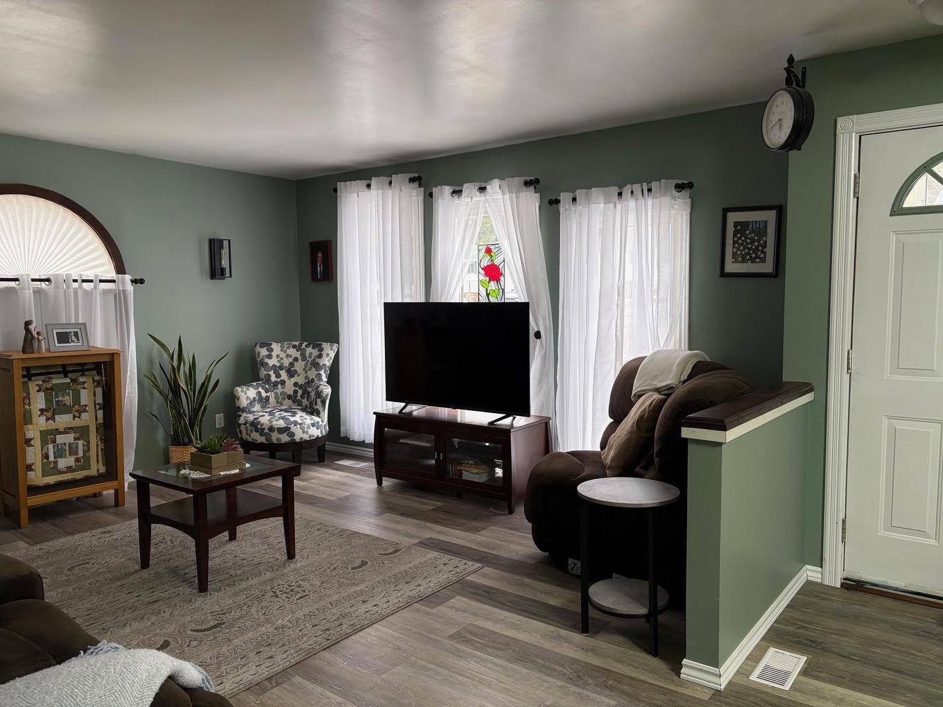 54 Redwing Ave, Manitouwadge, ON - Indoor Photo Showing Living Room