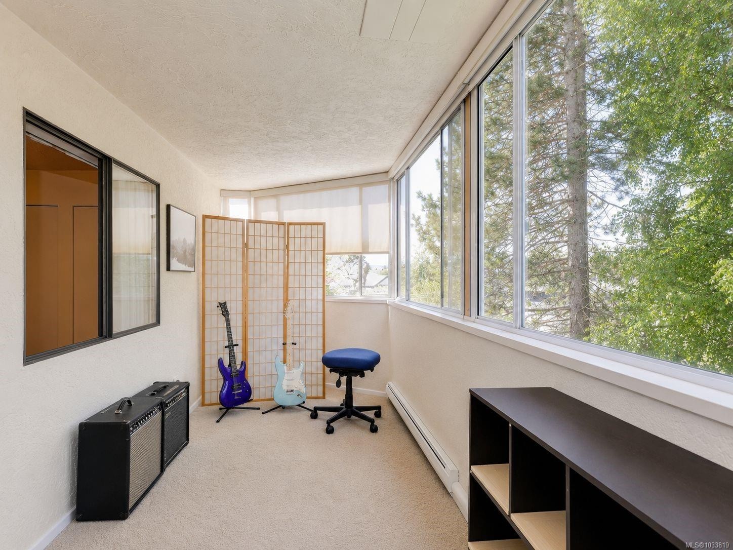 #301-9900 Fifth St, Sidney, BC - Indoor Photo Showing Other Room