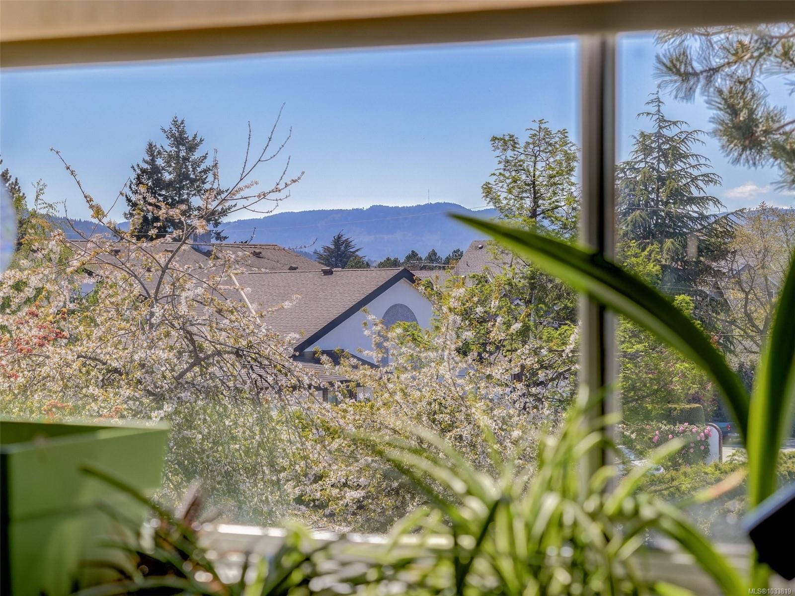 #301-9900 Fifth St, Sidney, BC - With View