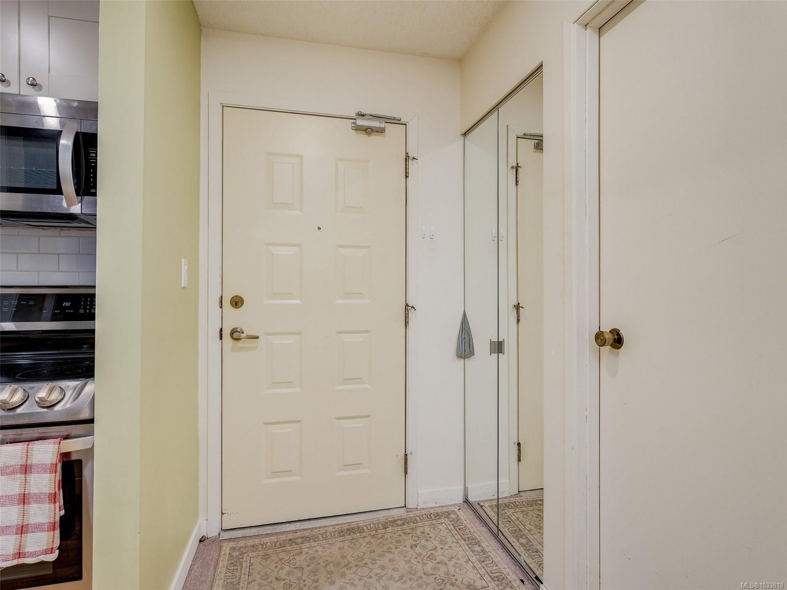 #301-9900 Fifth St, Sidney, BC - Indoor