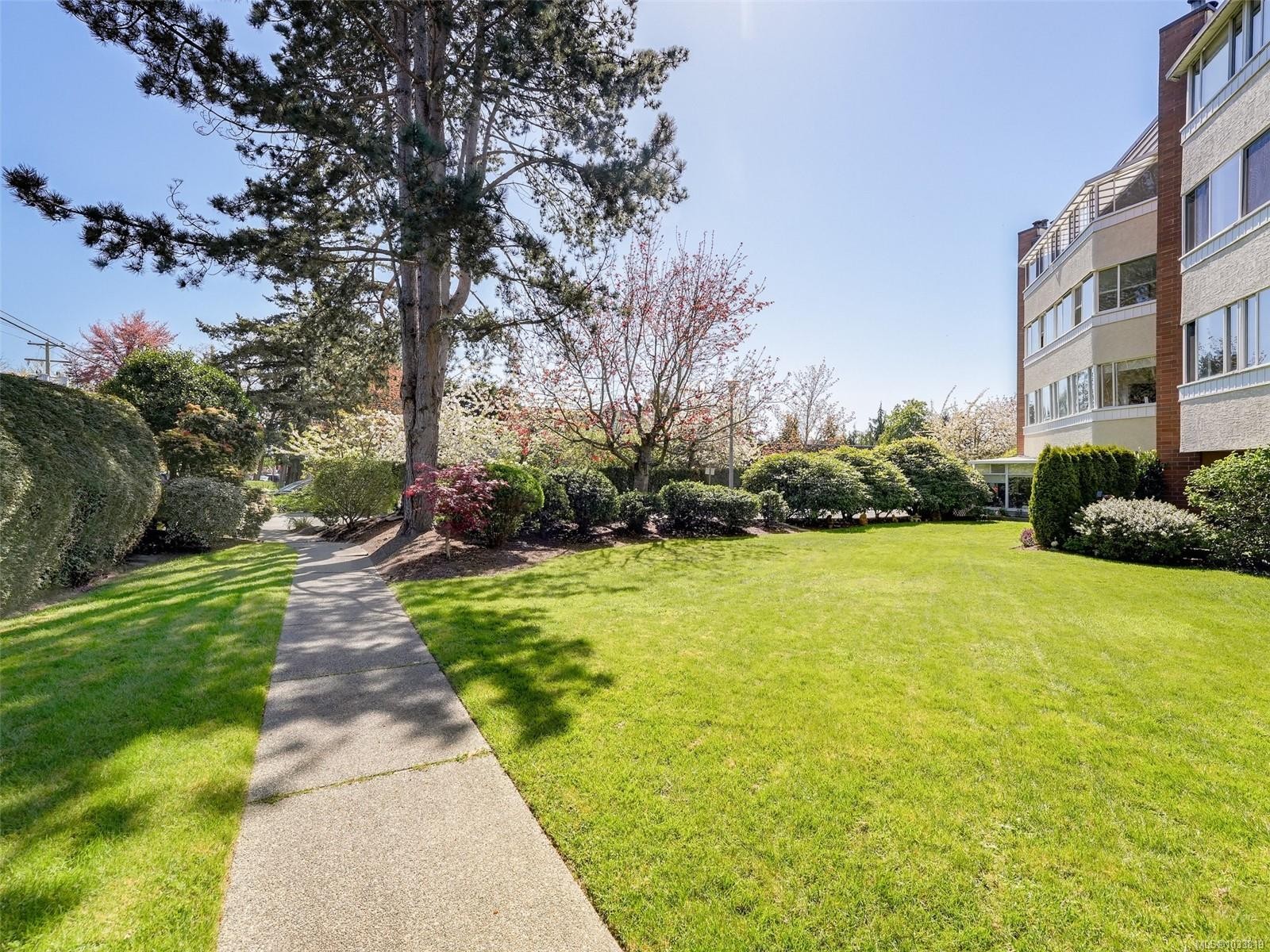 #301-9900 Fifth St, Sidney, BC - Outdoor
