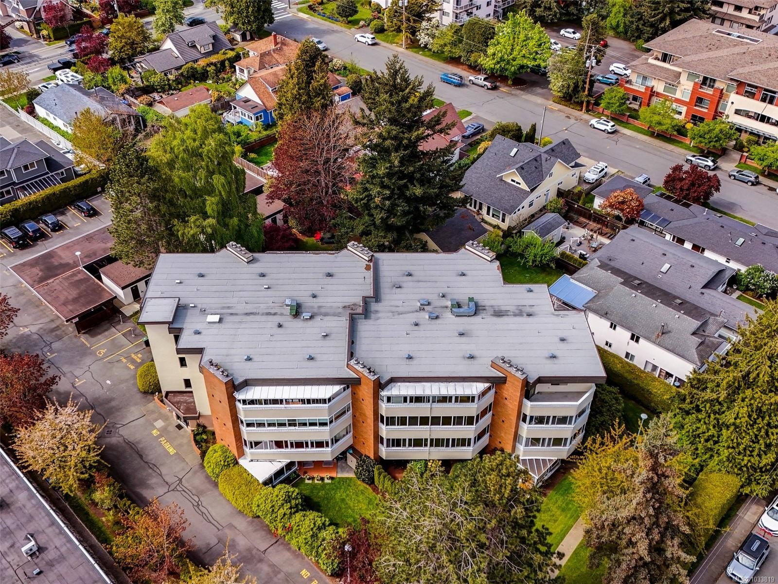 #301-9900 Fifth St, Sidney, BC - Outdoor With View