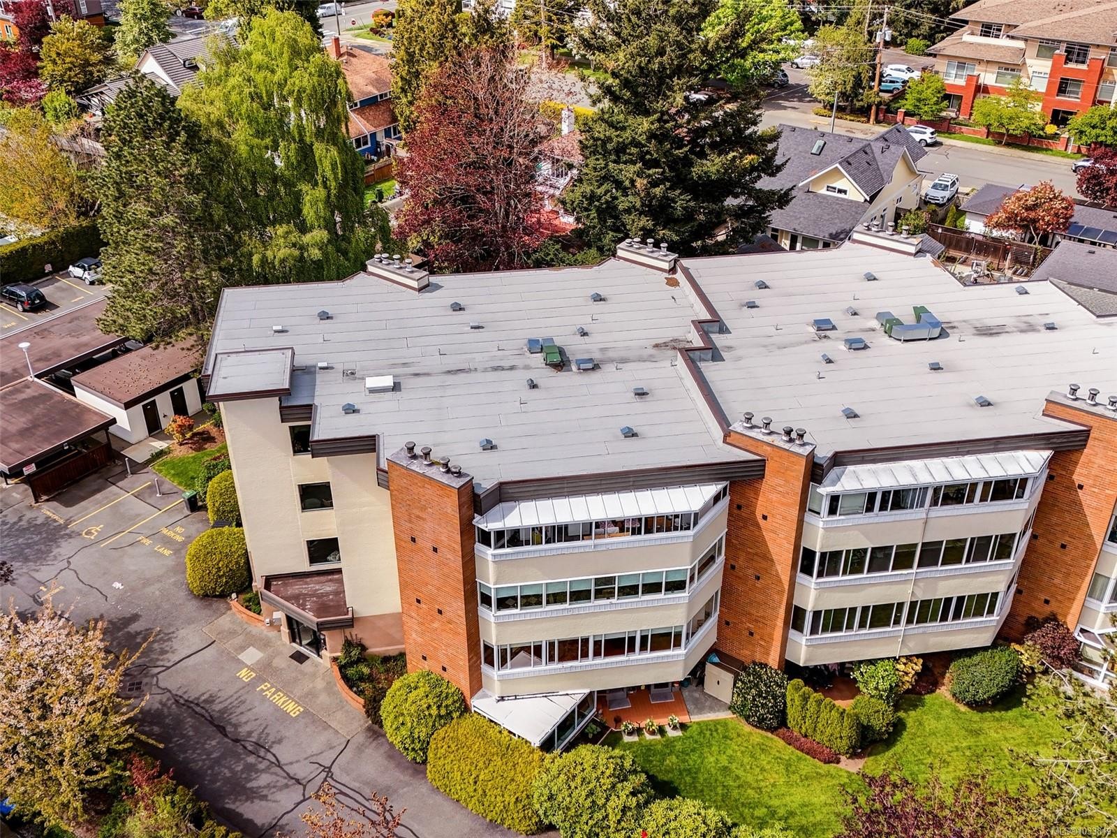 #301-9900 Fifth St, Sidney, BC - Outdoor