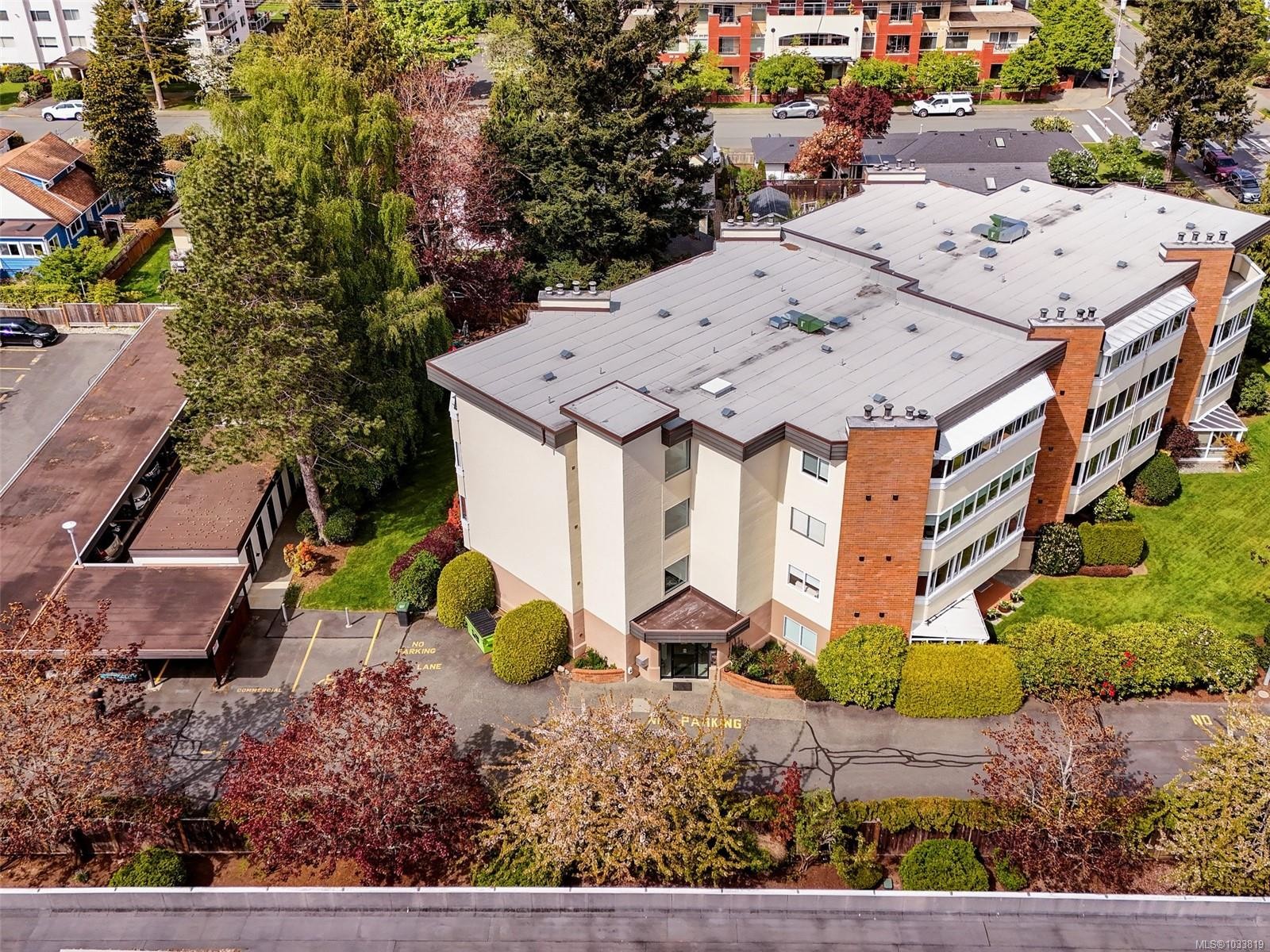 #301-9900 Fifth St, Sidney, BC - Outdoor