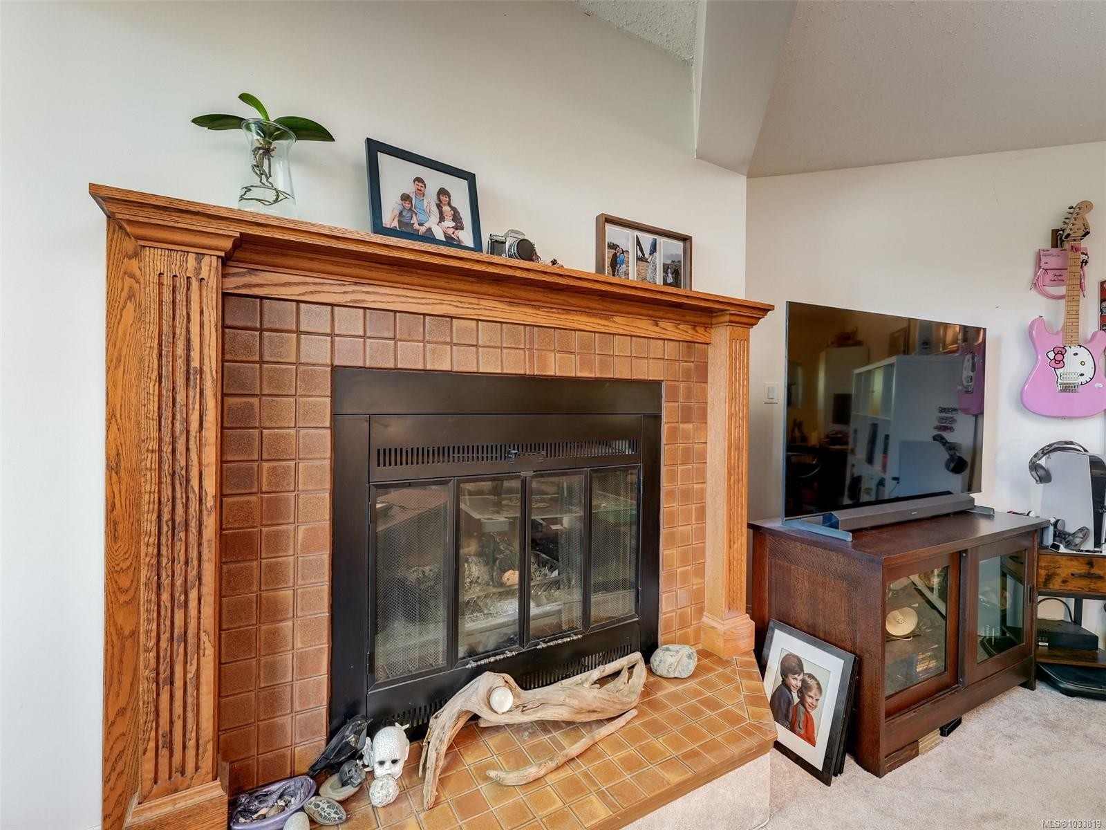 #301-9900 Fifth St, Sidney, BC - Indoor With Fireplace