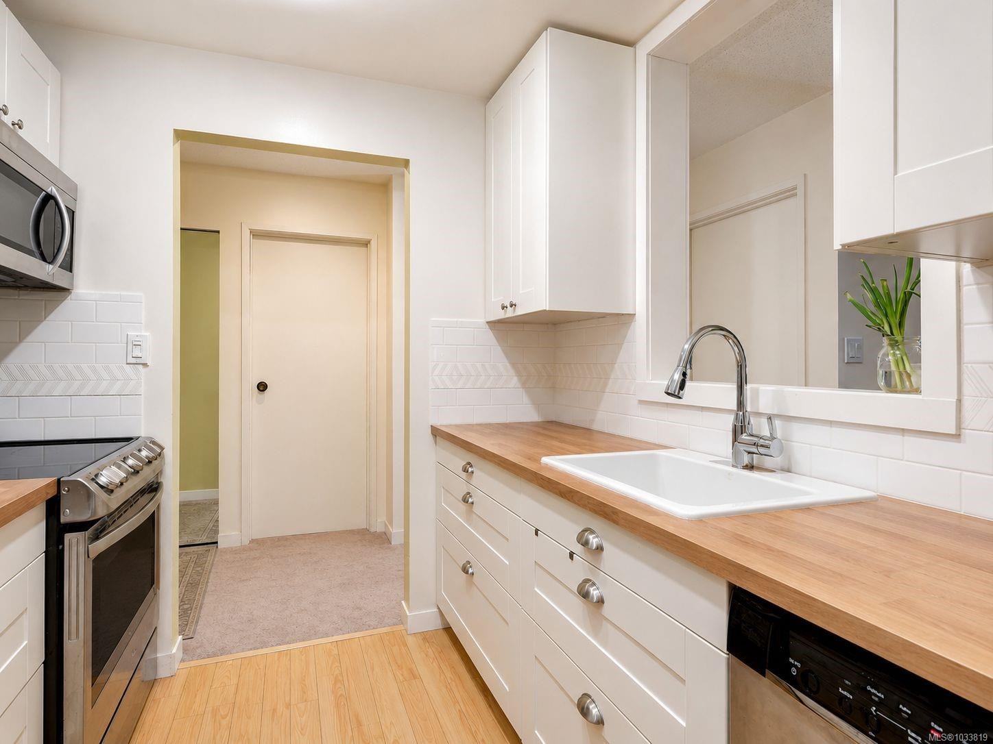 #301-9900 Fifth St, Sidney, BC - Indoor Photo Showing Kitchen
